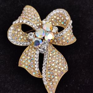 Sparkly vintage 80s bow tie knot brooch pavé rhinestones